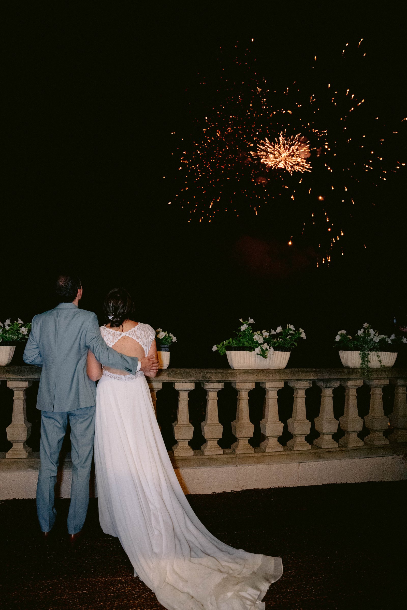 Charlotte et Morgan regardent le feu d’artifice depuis la terrasse du Château d’Aveny
