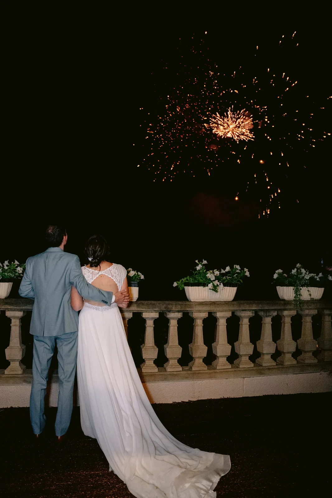 Charlotte et Morgan regardent le feu d’artifice depuis la terrasse du Château d’Aveny
