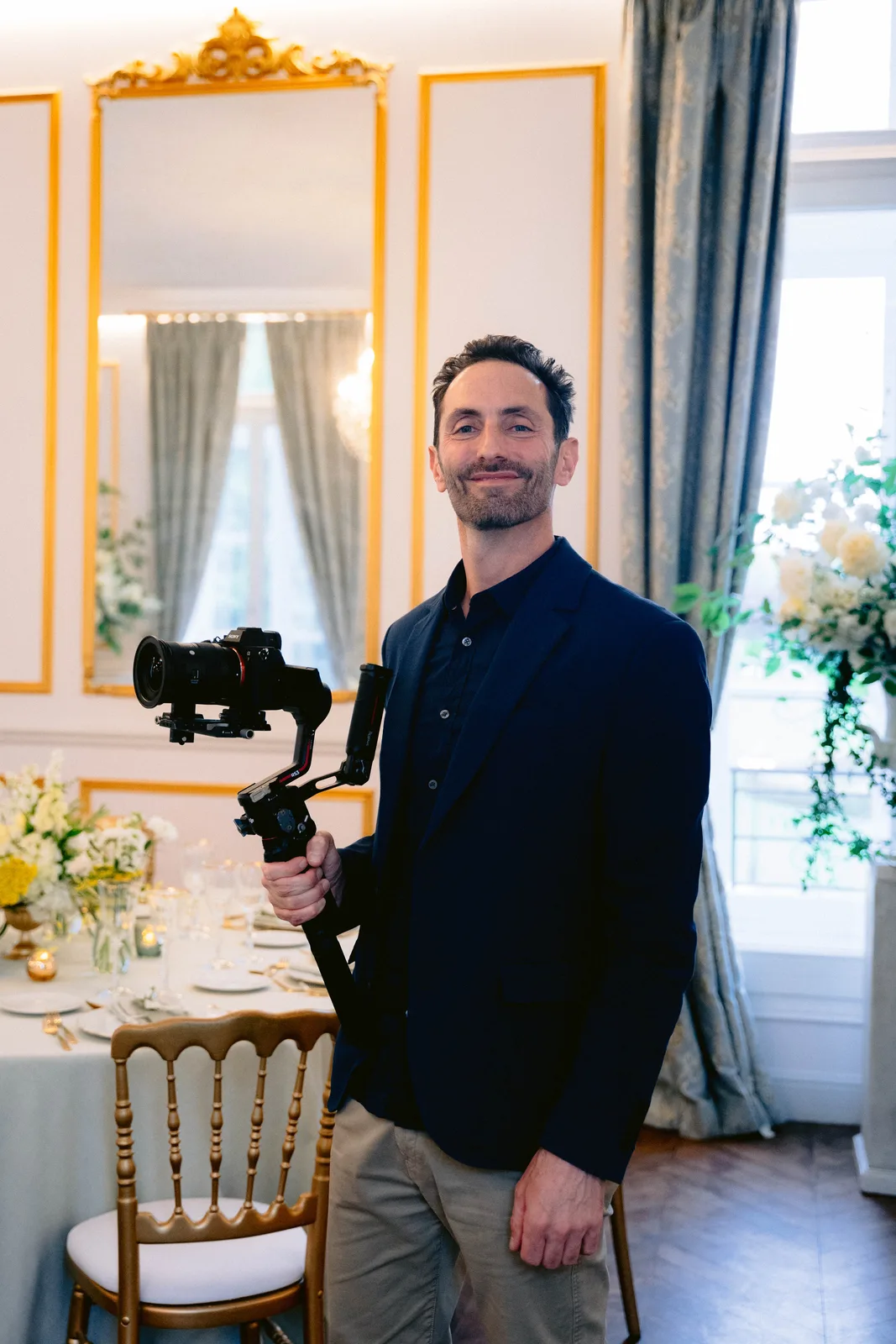 Laurent Henry avec sa caméra au Château d’Aveny