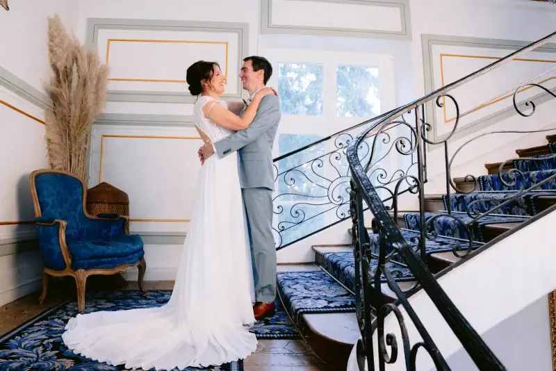 Charlotte et Morgan se retrouvent dans l’escalier du Château d’Aveny lors de leur first look