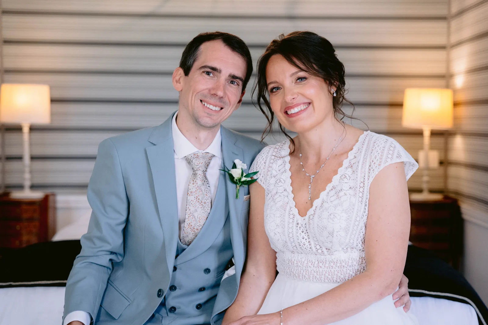 Portrait de Charlotte et Morgan dans une chambre du château