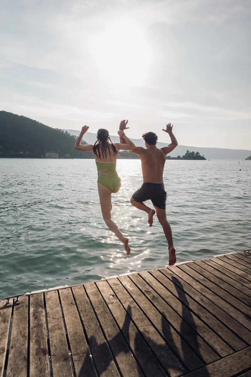 Deux invités sautent depuis le ponton dans le lac d’Annecy