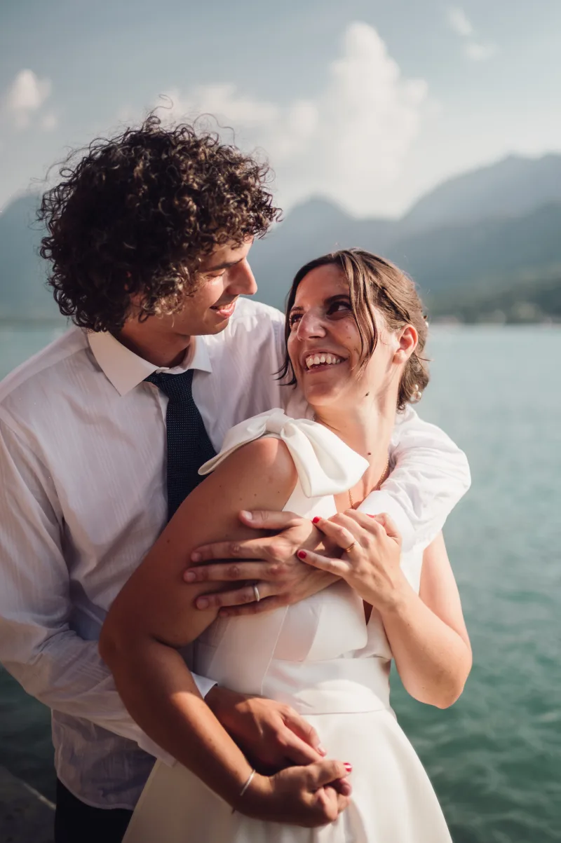 Fanny et Thomas se regardent et sourient au bord du lac
