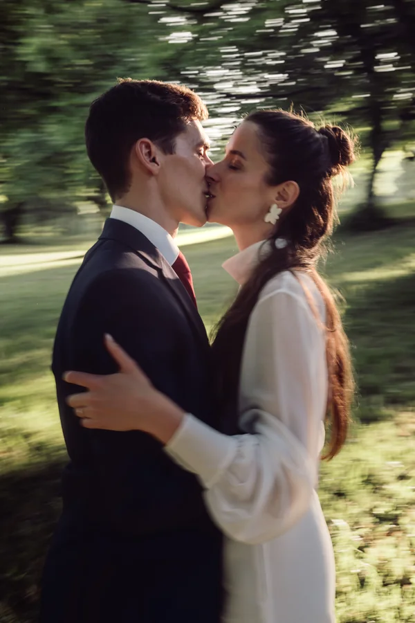 A wedding couple kissing outdoors with a motion effect, photographed by Pierre-Luc Delage